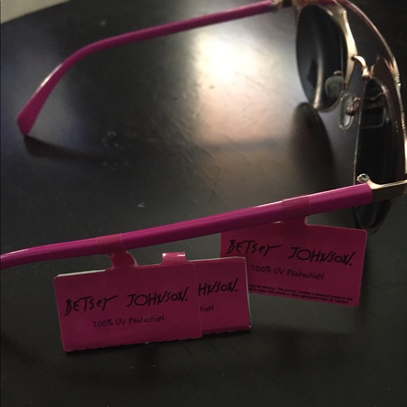 New with tags BETSEY JOHNSON MIRRORED SUNGLASSES - Picture 4 of 5